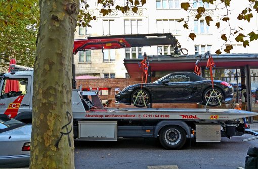 Es sind nicht immer Luxus-Sportwagen, die hinter dem Rathaus abgeschleppt werden. Bei ihnen ist die Zahl der Schaulustigen aber am größten. Foto: Jürgen Brand