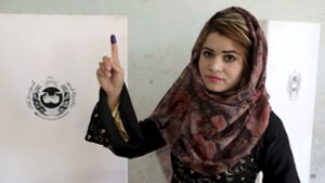 Dass Frauen in Afghanistan wählen dürfen, gefällt der Taliban nicht. Foto: dpa/Ebrahim Noroozi