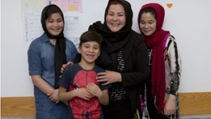 Sakina Esmaily (Mitte) darf mit ihren Töchtern Mahdia (li) und Mohadesha und ihrem Sohn Mortaza vorerst in Deutschland bleiben. Foto: Lichtgut/Michael Latz