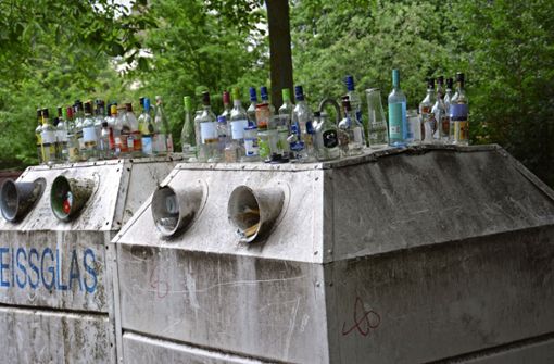 70 Standorte mit Glascontainern gibt es im Kreis Ludwigsburg –  und viele quellen derzeit vor Flaschen und Gläsern fast über. Foto: /Werner Waldner