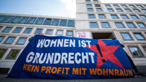 Protest gegen Wohnungsmangel vor dem Stuttgarter Rathaus. Im Gemeinderat bilden sich derweil neue Mehrheiten. Foto: dpa