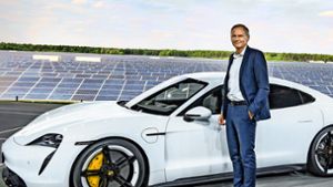 Porsche-Vorstandschef Oliver Blume hat den Taycan in Neuhardenberg (Brandenburg) vor einem der größten europäischen Solarparks vorgestellt. Die Anlage kann umgerechnet 48 000 Haushalte mit Strom versorgen. Foto: dpa/Patrick Pleul