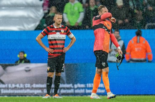 Niedergeschlagen: Torhüter Florian Müller (rechts) und Abwehrchef Waldemar Anton nach der Niederlage beim VfL Wolfsburg. Foto: imago/Eibner