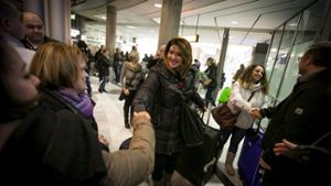 Willkommen in der neuen Heimat: Das Empfangskomitee begrüßt die ersten italienischen Fachkräfte am Stuttgarter Flughafen Foto: Lichtgut/Leif Piechowski