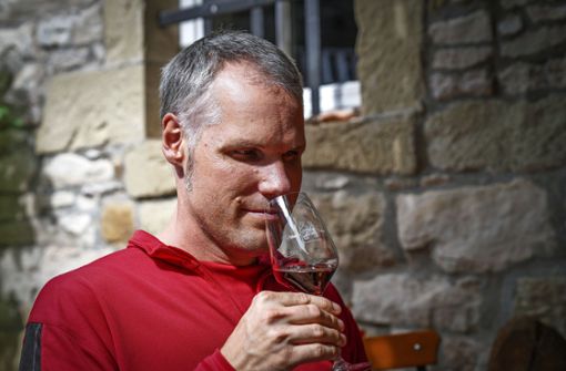 Benjamin Braun bei einer Probe beim Weingut Kuhnle in Weinstadt. Foto: Edgar Layher