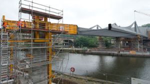 Der Rohbau der  Neckarbrücke in Stuttgart-Bad Cannstatt soll bis Ende Dezember fertig gestellt werden. Foto: Oliver Willikonsky - Lichtgut