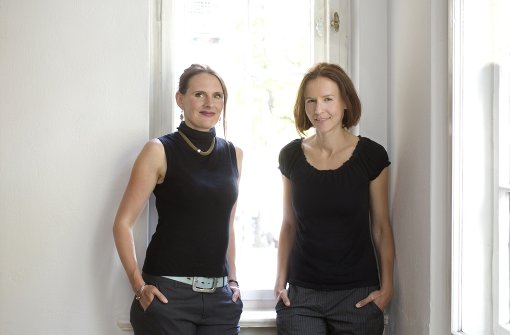 Alina Bronsky (rechts) und Denise Wilk fragen sich, was der Gesellschaft das Muttersein wert ist. Foto: Gudrun Senger