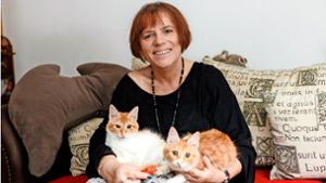 Zwei kleine Aphrodite-Riesen suchen ein Zuhause:  Gabriele Resch mit ihren  jungen Zypernkatzen Mimi (links) und Gina. Foto: Stefanie Schlecht