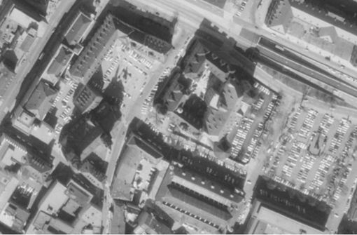 Die Innenstadt, ein einziger Parkplatz? Zwischen Schiller- und Karlsplatz war es 1968 so. Wie es heute hier aussieht, zeigt die Bilderstrecke –  und vier weitere Orte, an denen man Stuttgart nicht wiedererkennt. Foto: Landesarchiv/StAL/EL68IX-2590
