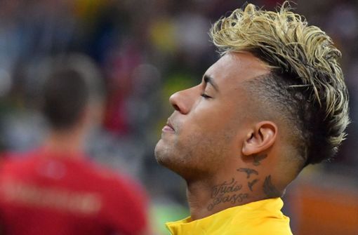 Langes Deckhaar, blond gefärbt, Kopfseiten rasiert – Neymar präsentiert einen Undercut, womit er nicht nur durch seine Spielweise auffällt. Foto: AFP