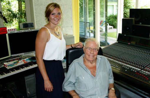 Christian Bruhn in seinem Studio mit Sängerin Lena Weilguni. Foto: Demenz Support Stuttgart
