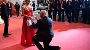 Rührend: Ein Mann macht seiner Angebeteten auf dem roten Teppich in Cannes einen Antrag. Foto: AFP