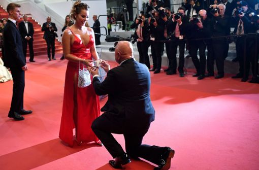 Rührend: Ein Mann macht seiner Angebeteten auf dem roten Teppich in Cannes einen Antrag. Foto: AFP