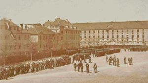 Regiment in Reih und Glied angetreten: König Wilhelm II. von Württemberg nimmt im März 1892 eine Parade auf dem Ludwigsburger Arsenalplatz ab. Foto: Hauptstaatsarchiv Stuttgart