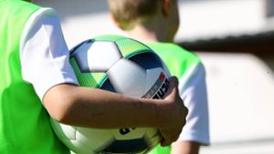 Momentan nicht möglich: Vereinsfußball mit Kindern. Foto: imago images //Deutzmann