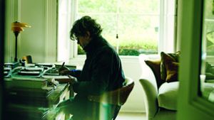 Nigel Slater am Schreibtisch in seinem Haus im Norden Londons. Wie er lebt, schreibt und was er kocht, sehen Sie in unserer Bildergalerie. Foto: Jenny Zarins