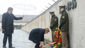 Angela Merkel legt am Sonntag während der Zentralen Gedenkfeier anlässlich des 70. Jahrestags der Befreiung des Konzentrationslagers Dachau vor dem Mahnmal auf dem ehemaligen KZ-Gelände einen Kranz nieder. Foto: dpa
