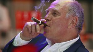 Bayern-Präsident Uli Hoeneß genießt eine Zigarre. Foto: AP