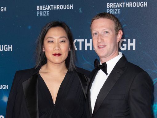 Ganz natürlich lächeln... Mark Zuckerberg und seine Ehefrau während eines Events. Foto: ddp images