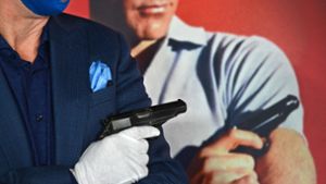 Die Pistole von Typ Walther PP, die Bond-Darsteller Sean Connery bei seinem ersten Auftritt als Geheimagent in „James Bond - 007 jagt Dr. No“ (1962) nutzte, kam nun bei  Julien’s Auctions in Hollywood unter den Hammer. Foto: AFP/ROBYN BECK
