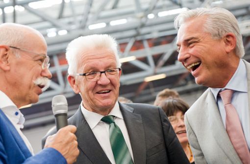 Vize-Regierungschef Thomas Strobl und Ministerpräsident Winfried Kretschmann, hier im Gespräch mit Daimler-Chef Dieter Zetsche (von rechts), müssen beim Fahrverbot nacharbeiten. Foto: dpa