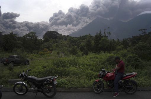Der Feuervulkan sorgt für riesige Rauchwolken. Foto: AP