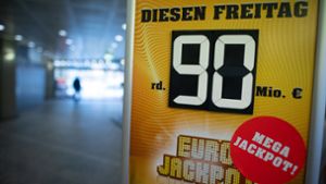 Ein Schild in Düsseldorf weißt  auf den Eurojackpot hin. Foto: dpa/Federico Gambarini