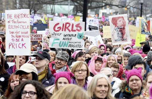Der Trend ist inzwischen über den Atlantik geschwappt: pinkfarbene Mützen, die für Frauenrechte stehen. Foto: The Canadian Press