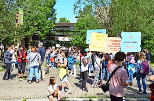 Bei einer Demonstration im Juni 2018 (Bild oben) haben Schüler des Hegel-Gymnasiums und der Robert-Koch-Realschule Sanierungen angemahnt. Foto: Hintermayr/Kratz