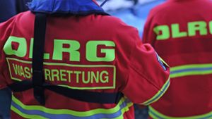 Feuerwehr, DLRG, DRK, Taucher der Wasserschutzpolizei und ein Polizeihubschrauber waren an der Suche beteiligt (Symbolbild). Foto: dpa/Patrick Seeger
