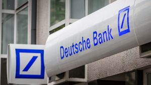 Filiale der Deutschen Bank in Frankfurt am Main. Fast 200 Filialen werden geschlossen Foto: dpa