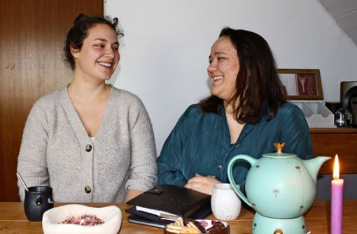 Nathalie Rose (links) und Janna Hufnagel hoffen, dass sie ihr Geburtshaus wirklich im März eröffnen können. Foto: /Caroline Holowiecki