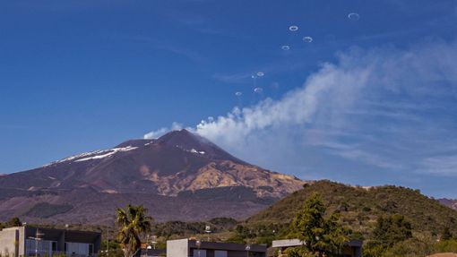 Mysteriöse Ringe steigen über dem Vulkan Ätna auf Sizilien in die Luft. Sie bestehen jedoch nicht aus Rauch, sondern aus Wasserdampf. Foto: Giuseppe Di Stefano/AP/dpa