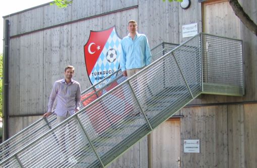 Strategiearbeit  im Container: Bei Drittligaaufsteiger Türkgücü München, Sportchef Roman Plesche (li.), Geschäftsführer Max Kothny. Foto: StN