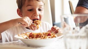 Nudeln mit Tomatensoße! Ein Essen, das womöglich allen Kindern schmeckt. Foto: imago images/Westend61/Wilfried Feder