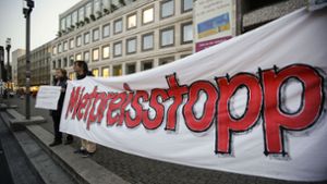 Demonstranten protestieren vor dem Rathaus gegen steigende Mieten Foto: Lichtgut/Leif Piechowski