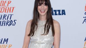 Inzwischen kann Anne Hathaway entspannt lachen - wie hier im Februar bei den Film Independent Spirit Awards in Santa Monica. Foto: Charlie Steffens/ZUMA Press Wire