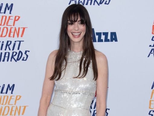 Inzwischen kann Anne Hathaway entspannt lachen - wie hier im Februar bei den Film Independent Spirit Awards in Santa Monica. Foto: Charlie Steffens/ZUMA Press Wire