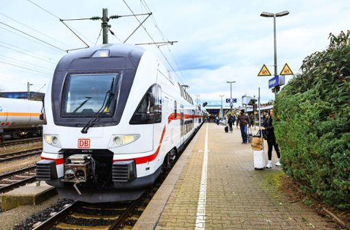 Der neu angeschaffte IC-Zug bei seinem ersten Halt in Böblingen Foto: Stefanie Schlecht