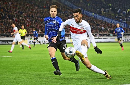 Die Partie zwischen dem VfB Stuttgart mit Nicolas Gonzalez (rechts) gegen Arminia Bielefeld war das letzte Spiel im deutschen Profiligabetrieb vor Zuschauern. Foto: Baumann