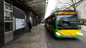Die Jugendlichen waren laut Polizei am 10. Februar in Oberhausen zunächst in einem Bus aneinandergeraten - dann eskalierte der Streit (Symbolbild). Foto: Christoph Reichwein/dpa