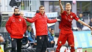 Wohin denn nun? Beim VfB stellen sich Co-Trainer Miguel Moreira, Chefcoach Hannes Wolf und Abwehrspieler Timo Baumgartl (von links) wichtige Fragen. Foto: Baumann