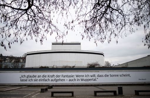 Das neue Zentrum zieht ins Wuppertaler Schauspielhaus. An einer Wand hängt ein Zitat der Tänzerin und Choreografin Pina Bausch. Foto: dpa