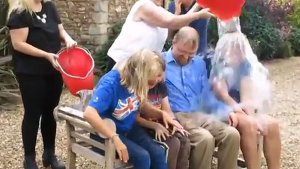 Stephen Hawkings Kinder übernahmen die Ice Bucket Challenge für den an ALS erkrankten Physiker. Foto: Youtube-Kanal ALS Ice Bucket Challenge