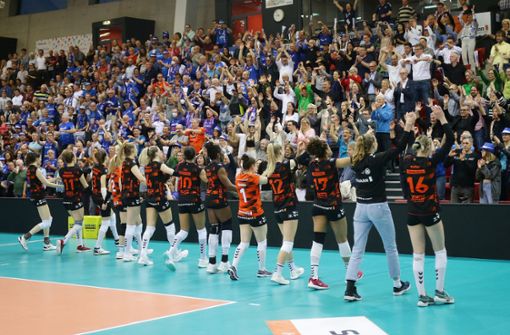 Nach dem Sieg im ersten Finalduell feiern Stuttgarts Volleyballerinnen mit den Fans. Foto: Baumann/Hansjürgen Britsch