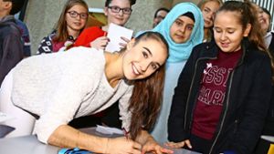 Tabea Alt schreibt nach ihrem Empfang am Wirtemberg-Gymnasium Autgramme. Foto: Pressefoto Baumann