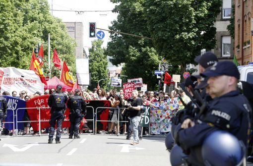 Die rund 350 Gegendemonstranten versammelten sich an der Ecke Wiener Straße/ Sankt-Pöltener-Straße und wurden von der Polizei auf Distanz zur AfD-Kundgebung gehalten. Foto: imago stock&people