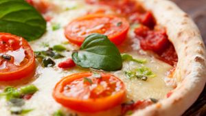 Die traditionelle Pizza Napoletana soll die Farben der italienischen Flagge darstellen - so zumindest die Legende... Foto: IMAGO/Panthermedia