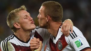 Eine ganz besondere Verbindung: Bastian Schweinsteiger und Lukas Podolski. Foto: AFP