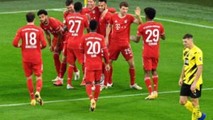 Die Spieler des FC Bayern jubeln über den Sieg gegen den BVB. Foto: AFP/MARTIN MEISSNER